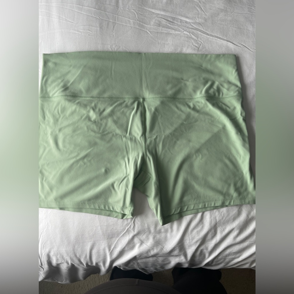 High-rise shorts, no pockets